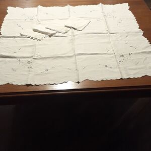 5 pc vtg.34" sq. linen tablcloth & 4 napkins with enbroidered basket design.